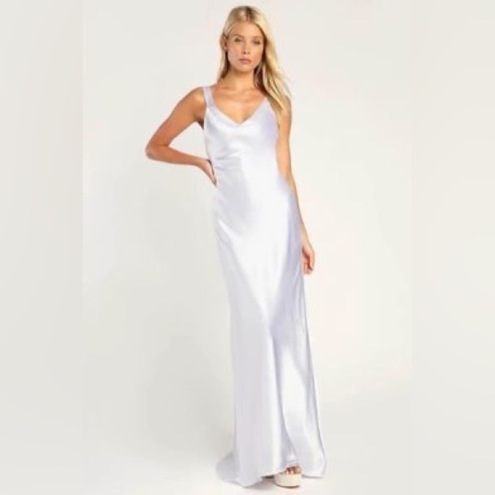 NWT XS Lulus White Maxi Dress. Super cute and flattering!